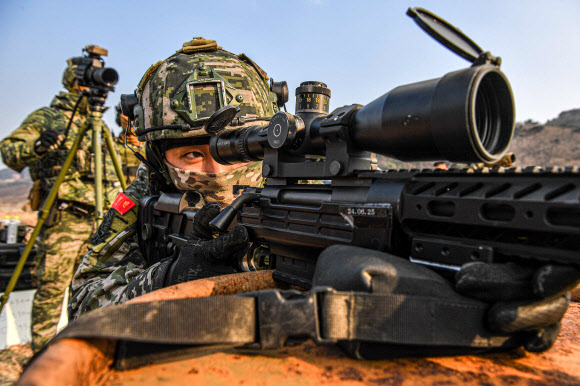 지난 20일부터 오는 23일까지 경북 포항 수성사격장에서 실시한 합동 대테러 저격사격훈련 중 해병대 특수수색대대 저격수가 인공장애물을 활용해 K-14 조준경으로 표적을 조준하고 있다. 2025.1.22. 해병대사령부 제공