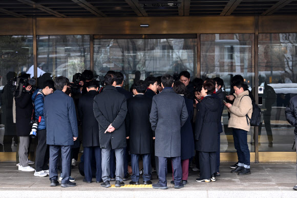 국민의힘  권성동 원내대표가 22일 오전 서울 종로구 헌법재판소에 항의 방문, 문 앞에서 대기하고 있다. 헌재 측은 “협의된 바가 없어 출입이 제한된다”고 밝혔다. 2025.1.22. 연합뉴스