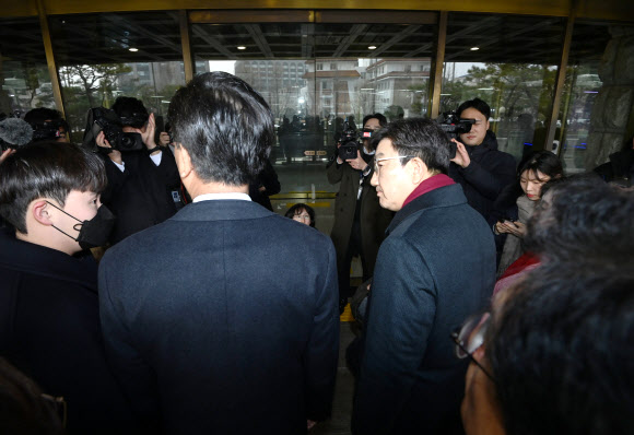 국민의힘  권성동 원내대표가 22일 오전 서울 종로구 헌법재판소에 항의 방문, 문 앞에서 대기하고 있다. 헌재 측은 “협의된 바가 없어 출입이 제한된다”고 밝혔다. 2025.1.22. 연합뉴스