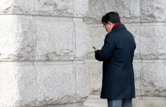 권성동 국민의힘 원내대표가 22일 서울 종로구 헌법재판소에서 문자메세지를 확인하고 있다. 2025.1.22. 연합뉴스