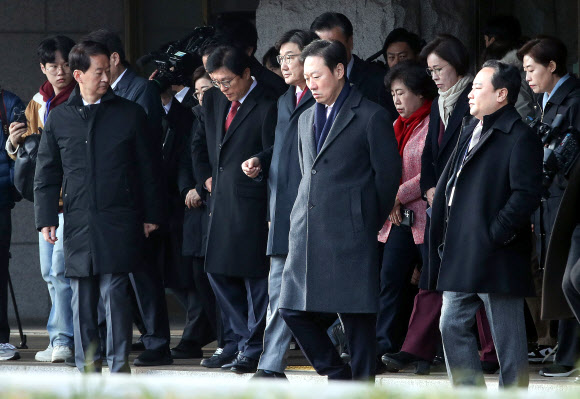 국민의힘 권성동 원내대표 등 법사위 소속 의원들이 22일 서울 종로구 헌법재판소를 항의 방문한 뒤 떠나고 있다. 2025.1.22. 연합뉴스