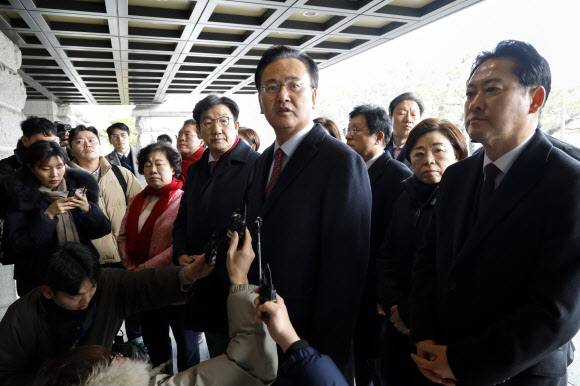 국민의힘 권성동 원내대표와 국회 법제사법위원회 소속 여당 의원들이 22일 서울 종로구 헌법재판소에서 헌재에 대통령 권한대행 중 탄핵소추된 한덕수 국무총리 심판 사건의 조속한 처리 등을 요구하며 항의하고 있다. 2025.1.22. 연합뉴스