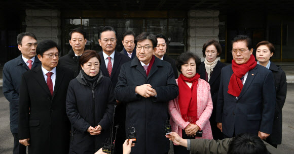 서울 종로구 헌법재판소를 항의 방문한 국민의힘 권성동 원내대표가 22일 오전 헌재 측과 협의가 되지 않아 방문이 무산된 가운데 정문에서 입장을 밝히고 있다. 2025.1.22. 연합뉴스