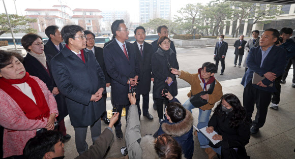 국민의힘 권성동 원내대표 등 법사위 소속 의원들이 22일 서울 종로구 헌법재판소에서 사무처장 등 면담을 요구한 관계자들이 부재중이라고 설명하러 나온 기획재정국장(오른쪽)에게 항의하고 있다. 2025.1.22. 연합뉴스