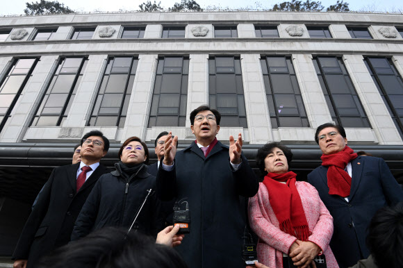 서울 종로구 헌법재판소를 항의 방문한 국민의힘 권성동 원내대표가 22일 오전 헌재 측과 협의가 되지 않아 방문이 무산된 가운데 정문에서 입장을 밝히고 있다. 2025.1.22. 연합뉴스