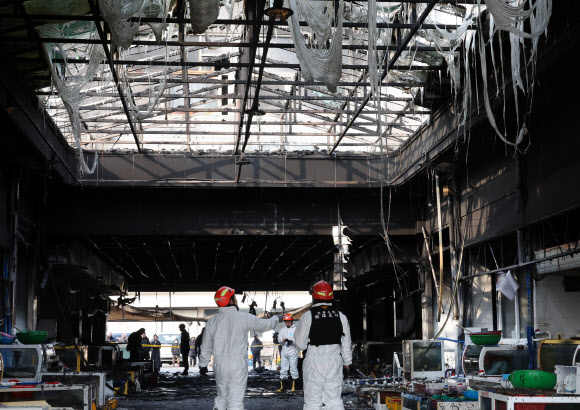 22일 오전 전북 부안군 변산면 격포항수산시장이 화재로 시커멓다. 전날 오후 11시 14분께에 이 건물에서 불이 나 1시간 30여분 만에 진화됐다. 인명피해는 없었으나 점포 26곳 중 11곳의 수족관과 활어 등이 타고 2층 식당이 그을리는 피해가 났다. 2025.1.22. 연합뉴스