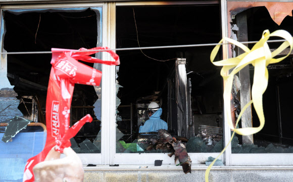 22일 오전 전북 부안군 변산면 격포항수산시장이 화재로 시커멓다. 전날 오후 11시 14분께에 이 건물에서 불이 나 1시간 30여분 만에 진화됐다. 인명피해는 없었으나 점포 26곳 중 11곳의 수족관과 활어 등이 타고 2층 식당이 그을리는 피해가 났다. 2025.1.22. 연합뉴스