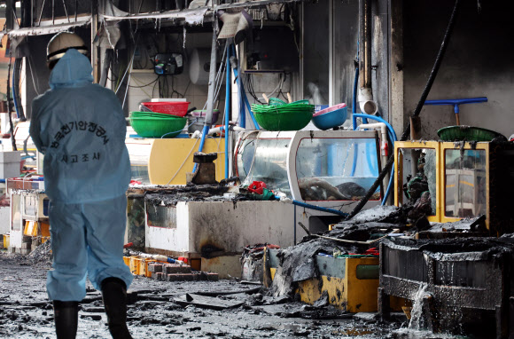 22일 오전 전북 부안군 변산면 격포항수산시장이 화재로 새까맣다. 전날 오후 11시 14분께에 이 건물에서 불이 나 1시간 30여분 만에 진화됐다. 인명피해는 없었으나 점포 26곳 중 11곳의 수족관과 활어 등이 타고 2층 식당이 그을리는 피해가 났다. 2025.1.22. 연합뉴스