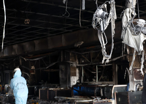 22일 오전 전북 부안군 변산면 격포항수산시장이 화재로 시커멓다. 전날 오후 11시 14분께에 이 건물에서 불이 나 1시간 30여분 만에 진화됐다. 인명피해는 없었으나 점포 26곳 중 11곳의 수족관과 활어 등이 타고 2층 식당이 그을리는 피해가 났다. 2025.1.22. 연합뉴스