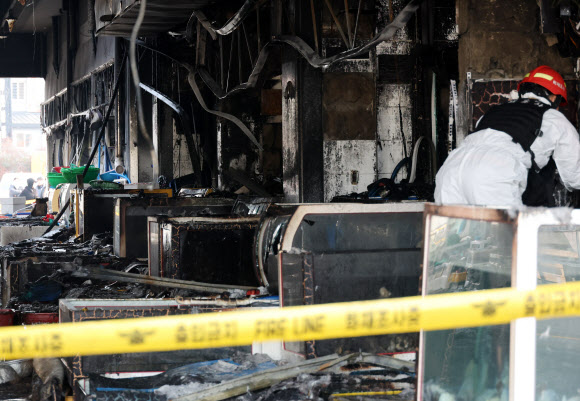 22일 오전 전북 부안군 변산면 격포항수산시장에서 소방 당국과 경찰, 한국전기안전공사 등이 합동 감식을 하고 있다. 전날 오후 11시 14분께에 이 건물에서 불이 나 1시간 30여분 만에 진화됐다. 인명피해는 없었으나 점포 26곳 중 11곳의 수족관과 활어 등이 타고 2층 식당이 그을리는 피해가 났다. 2025.1.22. 연합뉴스
