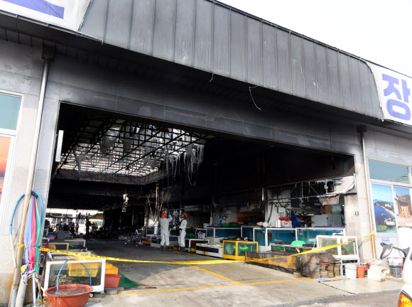 22일 오전 전북 부안군 변산면 격포항수산시장이 화재로 시커멓다. 전날 오후 11시 14분께에 이 건물에서 불이 나 1시간 30여분 만에 진화됐다. 인명피해는 없었으나 점포 26곳 중 11곳의 수족관과 활어 등이 타고 2층 식당이 그을리는 피해가 났다. 2025.1.22. 연합뉴스