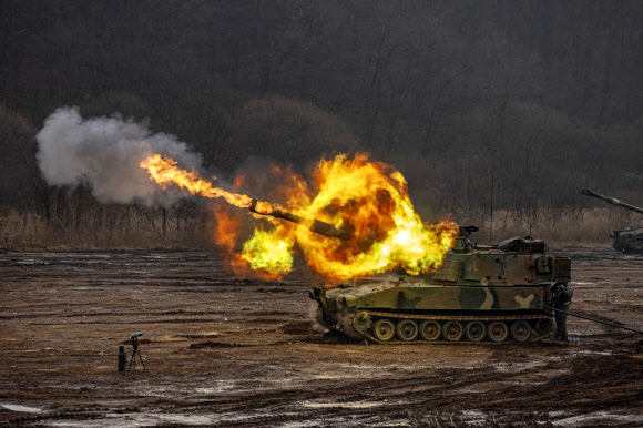 22일 경기도 파주시에서 실시된 혹한기 전술훈련에서 육군 30기갑여단 하나포병대대 K55A1 자주포가 사격하고 있다. 2025.1.22  연합뉴스