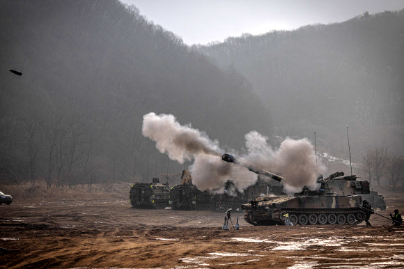 22일 경기도 파주시에서 실시된 혹한기 전술훈련에서 육군 30기갑여단 하나포병대대 K55A1 자주포가 사격하고 있다. 2025.1.22  연합뉴스