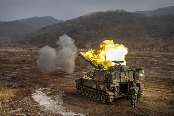 22일 경기도 파주시에서 실시된 혹한기 전술훈련에서 육군 30기갑여단 하나포병대대 K55A1 자주포가 사격하고 있다. 2025.1.22  연합뉴스