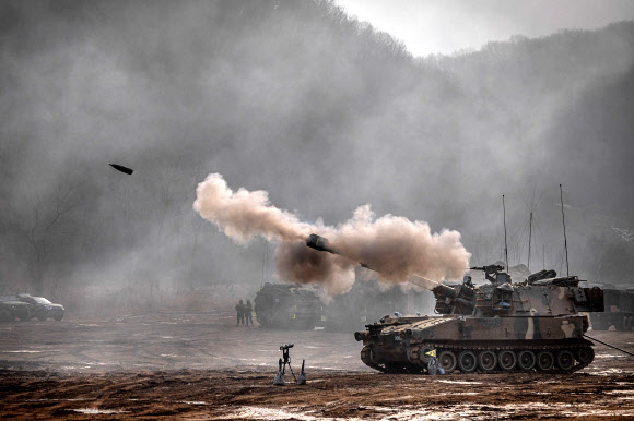 22일 경기도 파주시에서 실시된 혹한기 전술훈련에서 육군 30기갑여단 하나포병대대 K55A1 자주포가 사격하고 있다. 2025.1.22  연합뉴스