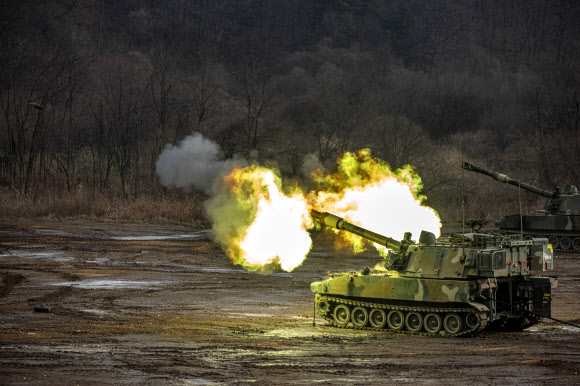 22일 경기도 파주시에서 실시된 혹한기 전술훈련에서 육군 30기갑여단 하나포병대대 K55A1 자주포가 사격하고 있다. 2025.1.22  연합뉴스