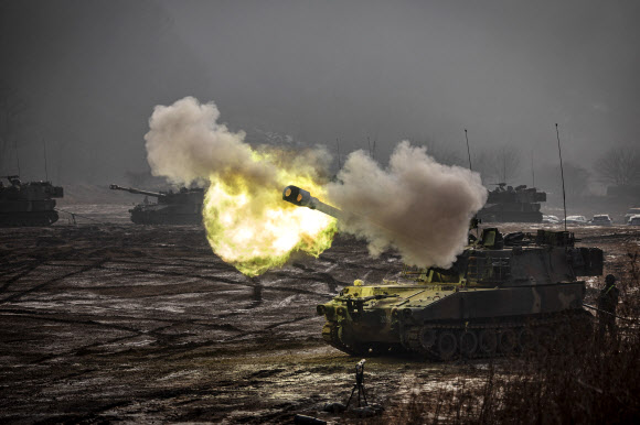 22일 경기도 파주시에서 실시된 혹한기 전술훈련에서 육군 30기갑여단 하나포병대대 K55A1 자주포가 사격하고 있다. 2025.1.22  연합뉴스