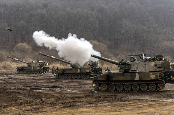 22일 경기도 파주시에서 실시된 혹한기 전술훈련에서 육군 30기갑여단 하나포병대대 K55A1 자주포가 사격하고 있다. 2025.1.22  연합뉴스