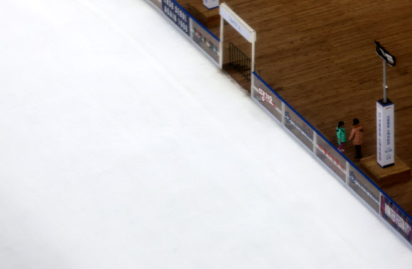 고농도 미세먼지 공습이 이어진 22일 오후 서울 중구 서울시청 앞 스케이트장 운영이 중단되자 시민들이 아쉬워하고 있다. 2025.1.22. 연합뉴스