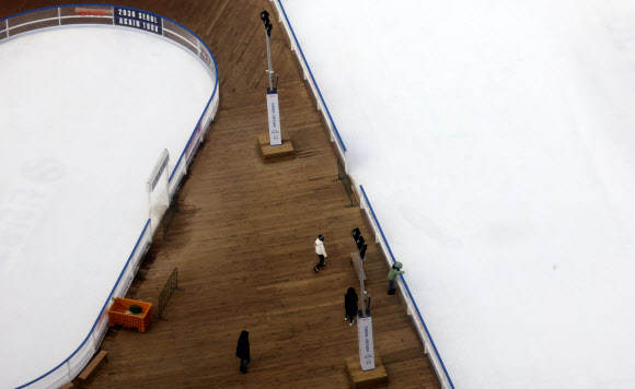 고농도 미세먼지 공습이 이어진 22일 오후 서울 중구 서울시청 앞 스케이트장 운영이 중단되자 시민들이 아쉬워하고 있다. 2025.1.22. 연합뉴스