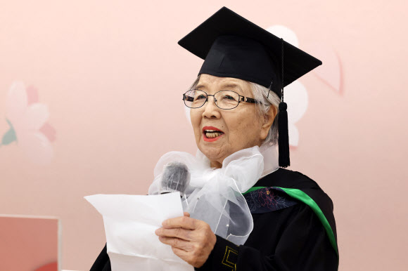 22일 오후 서울 영등포구청 별관에서 열린 2024학년도 늘푸름학교 초등·중등 졸업식에서 최고령 졸업생 김옥순 어르신이 졸업 소감을 밝히고 있다. 2025.1.22. 연합뉴스