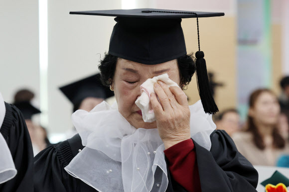 22일 오후 서울 영등포구청 별관에서 열린 2024학년도 늘푸름학교 초등·중등 졸업식에서 한 만학도 졸업생이 눈물을 보이고 있다. 2025.1.22. 연합뉴스