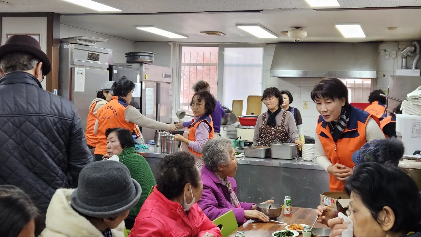 김미영 소비자교육중앙회 순천시지회장과 회원들이 떡국 나눔 봉사활동을 하고 있다.