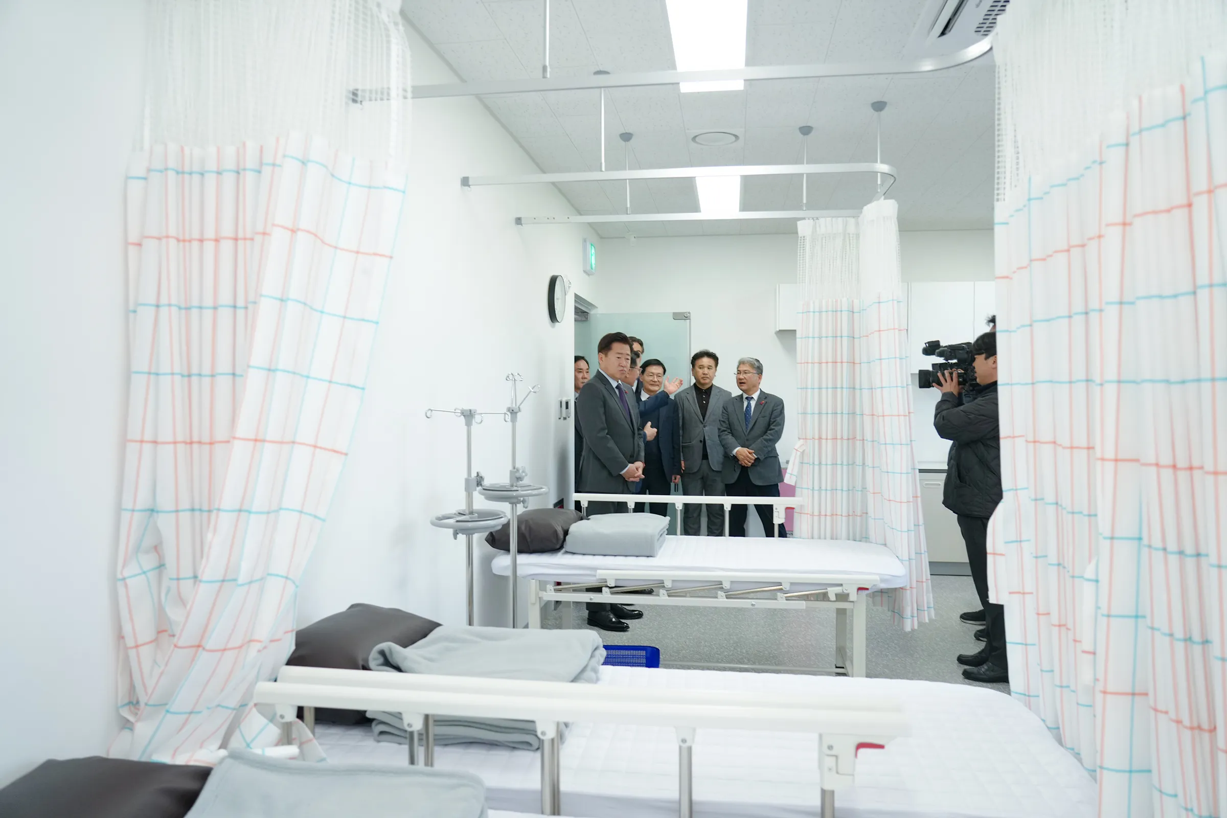 오영훈 도지사와 도의원, 지역 단체장, 관계 공무원 등이 서귀포공공협력의원의 시설을 둘러보고 있다. 제주도 제공