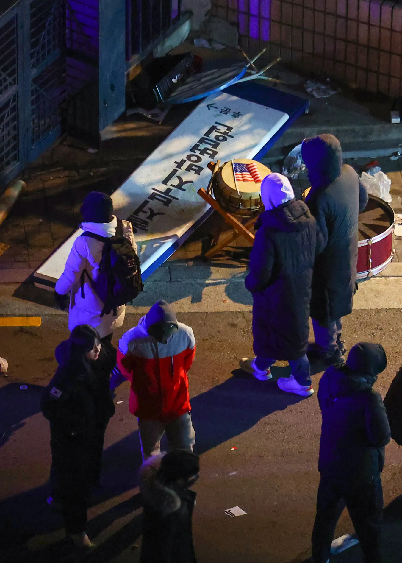 서부지법 현판 부순 윤석열 지지자들  내란 우두머리 혐의를 받는 윤석열 대통령의 구속영장이 발부된 19일 오전 서울 마포구 서울서부지방법원 후문에서 윤 대통령 지지자들이 부순 현판이 놓여있다.  이들은 이날 오전 3시쯤 윤 대통령 구속영장 발부 소식이 전해지자 극도로 흥분해 법원 후문에서 경찰 저지를 뚫었다. 2025.1.19