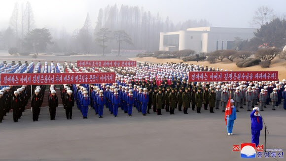 북한 전국 각지에서 선발된 학생소년들이 “김일성 주석이 광복의 천리길을 걸은 100주년”과 “김정일 국방위원장이 광복의 천리길 답사길을 열어준 50주년”을 맞아 만경대에서 포평까지 1,000여 리(약 400km)의 ‘광복의 천리길 답사행군’을 시작했다고 조선중앙통신이 23일 보도했다. 지난 22일 만경대혁명학원 김일성·김정일 동상 앞에서 열린 출발모임에는 김정순 노동당 중앙위원회 부장, 김승두 교육상 등이 참석했다. 2025.1.23  평양 조선중앙통신·연합뉴스