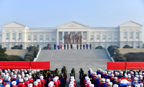 북한 전국 각지에서 선발된 학생소년들이 “김일성 주석이 광복의 천리길을 걸은 100주년”과 “김정일 국방위원장이 광복의 천리길 답사길을 열어준 50주년”을 맞아 만경대에서 포평까지 1,000여 리(약 400km)의 ‘광복의 천리길 답사행군’을 시작했다고 조선중앙통신이 23일 보도했다. 지난 22일 만경대혁명학원 김일성·김정일 동상 앞에서 열린 출발모임에는 김정순 노동당 중앙위원회 부장, 김승두 교육상 등이 참석했다. 2025.1.23  평양 조선중앙통신·연합뉴스