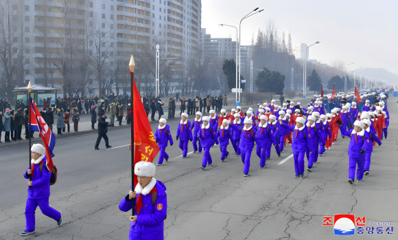 북한 전국 각지에서 선발된 학생소년들이 “김일성 주석이 광복의 천리길을 걸은 100주년”과 “김정일 국방위원장이 광복의 천리길 답사길을 열어준 50주년”을 맞아 만경대에서 포평까지 1,000여 리(약 400km)의 ‘광복의 천리길 답사행군’을 시작했다고 조선중앙통신이 23일 보도했다. 2025.1.23   평양 조선중앙통신·연합뉴스