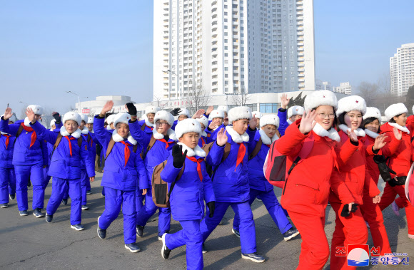 북한 전국 각지에서 선발된 학생소년들이 “김일성 주석이 광복의 천리길을 걸은 100주년”과 “김정일 국방위원장이 광복의 천리길 답사길을 열어준 50주년”을 맞아 만경대에서 포평까지 1,000여 리(약 400km)의 ‘광복의 천리길 답사행군’을 시작했다고 조선중앙통신이 23일 보도했다. 2025.1.23  평양 조선중앙통신·연합뉴스