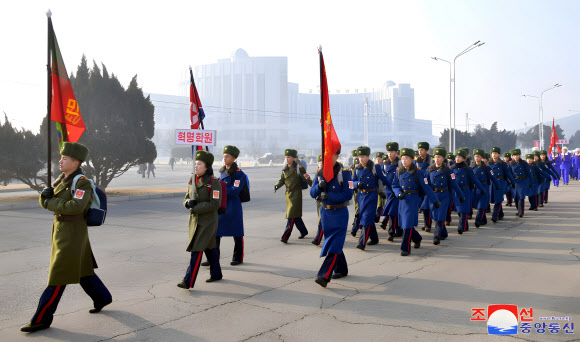 북한 전국 각지에서 선발된 학생소년들이 “김일성 주석이 광복의 천리길을 걸은 100주년”과 “김정일 국방위원장이 광복의 천리길 답사길을 열어준 50주년”을 맞아 만경대에서 포평까지 1,000여 리(약 400km)의 ‘광복의 천리길 답사행군’을 시작했다고 조선중앙통신이 23일 보도했다. 2025.1.23   평양 조선중앙통신·연합뉴스