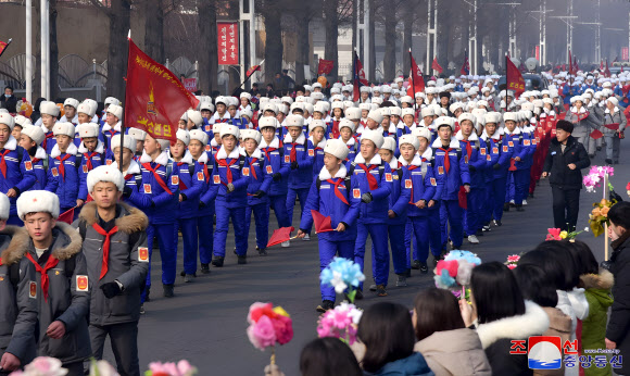 북한 전국 각지에서 선발된 학생소년들이 “김일성 주석이 광복의 천리길을 걸은 100주년”과 “김정일 국방위원장이 광복의 천리길 답사길을 열어준 50주년”을 맞아 만경대에서 포평까지 1,000여 리(약 400km)의 ‘광복의 천리길 답사행군’을 시작했다고 조선중앙통신이 23일 보도했다. 2025.1.23  평양 조선중앙통신·연합뉴스