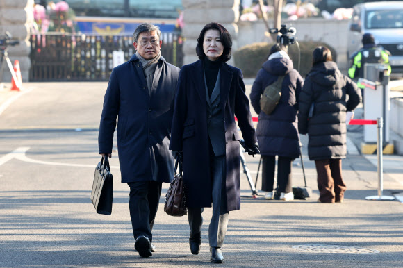 이진숙 방송통신위원장이 23일 오전 서울 종로구 헌법재판소에서 열리는 방통위원장 탄핵심판 청구 사건 선고에 참석하기 위해 대심판정으로 향하고 있다. 2025.1.23  연합뉴스