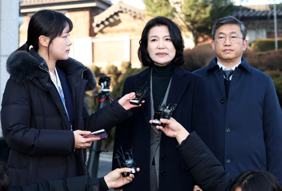 이진숙 방송통신위원장이 23일 오전 서울 종로구 헌법재판소에서 열린 방통위원장 탄핵심판 청구 사건 선고를 마친 뒤 입장 발표를 하고 있다. 2025.1.23  연합뉴스