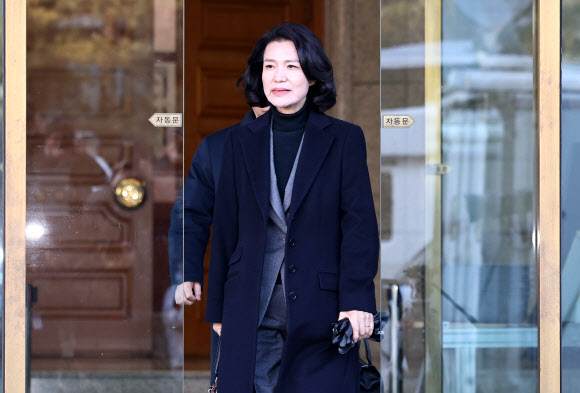 헌법재판소에서 탄핵소추안이 기각되면서 직무에 복귀하게 된 이진숙 방통위원장이 23일 오전 서울 종로구 헌법재판소에서 열린 방통위원장 탄핵심판 청구 사건 선고를 마친 뒤 법원을 나오고 있다. 2025.1.23  연합뉴스