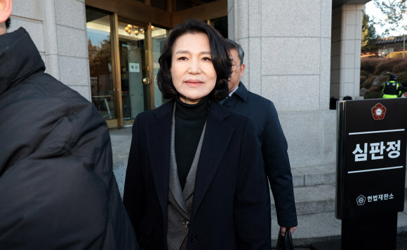 헌법재판소에서 탄핵소추안이 기각되면서 직무에 복귀하게 된 이진숙 방통위원장이 23일 오전 서울 종로구 헌법재판소에서 열린 방통위원장 탄핵심판 청구 사건 선고를 마친 뒤 법원을 나서고 있다. 2025.1.23  연합뉴스