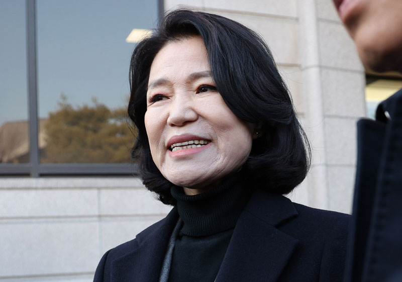 진숙 방송통신위원장이 23일 서울 종로구 헌법재판소에서 열린 탄핵심판 사건 선고를 마친 뒤 심판정을 나서고 있다.  헌재는 이날 이진숙 방송통신위원장에 대한 국회의 탄핵소추를 기각했다. 이 위원장은 즉시 직무에 복귀한다. 2025.1.23 뉴스1