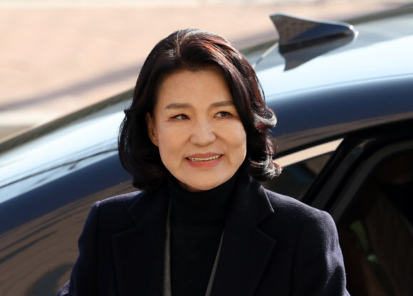 헌재의 탄핵안 기각으로 직무에 복귀한 이진숙 방송통신위원장이 23일 경기 과천시 방송통신위원회에 출근하며 미소 짓고 있다. 2025.1.23  연합뉴스