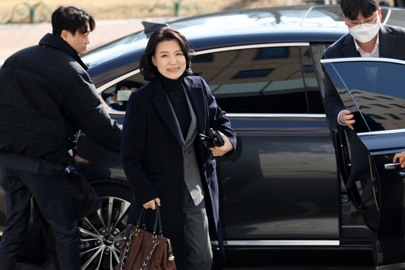 헌재의 탄핵안 기각으로 직무에 복귀한 이진숙 방송통신위원장이 23일 경기 과천시 방송통신위원회에 출근하고 있다. 2025.1.23  연합뉴스