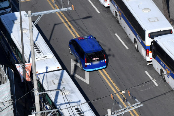 탄핵심판 4차 변론이 열리는 23일 오후 윤석열 대통령이 탑승한 호송차량이 서울 종로구 헌법재판소로 이동하고 있다. 2025.1.23  사진공동취재단