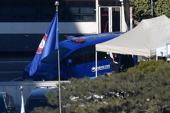 탄핵심판 4차 변론이 열리는 23일 오후 윤석열 대통령이 탑승한 호송차량이 서울 종로구 헌법재판소로 들어서고 있다. 2025.1.23  사진공동취재단