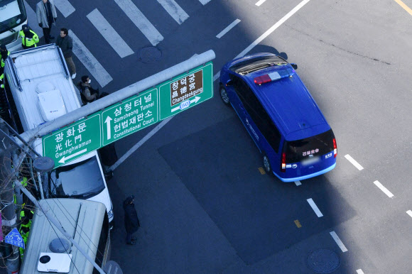 탄핵심판 4차 변론이 열리는 23일 오후 윤석열 대통령이 탑승한 호송차량이 서울 종로구 헌법재판소로 이동하고 있다. 2025.1.23  사진공동취재단