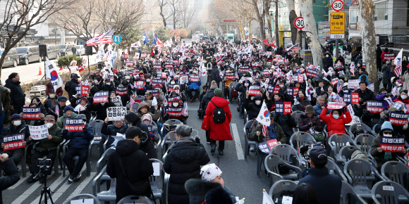 윤석열 대통령 탄핵 심판 4차 변론이 열리는 23일 오후 서울 종로구 헌법재판소 인근에서 윤 대통령 지지자들이 피켓을 들고 구호를 외치고 있다. 2025.1.23  사진공동취재단