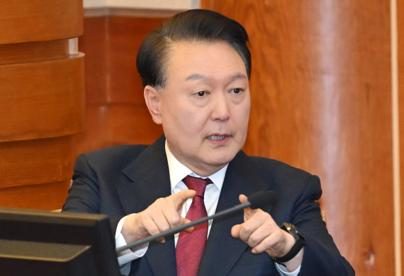 윤석열 대통령이 23일 서울 종로구 헌법재판소에서 열린 탄핵심판 4차 변론에서 변호인단과 대화하고 있다. 2025.1.23  사진공동취재단