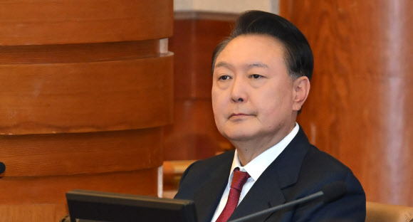 윤석열 대통령이 23일 서울 종로구 헌법재판소에서 열린 탄핵심판 4차 변론에 출석해 자리에 앉아 있다. 2025.1.23  사진공동취재단