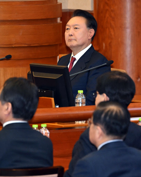 윤석열 대통령이 23일 서울 종로구 헌법재판소에서 열린 탄핵심판 4차 변론에 출석해 자리에 앉아 있다. 2025.1.23  사진공동취재단