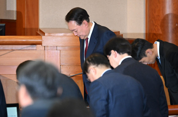 윤석열 대통령이 23일 서울 종로구 헌법재판소에서 열린 탄핵심판 4차 변론에 출석해 헌법재판관에게 인사하고 있다. 2025.1.23  사진공동취재단